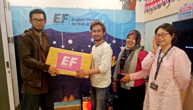EF Berbagi Kebahagiaan Bersama Panti Asuhan dan Panti Jompo