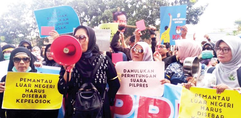 Emak-Emak Geruduk Kantor KPU