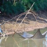 Warga Citarik Cari Ikan Sambil Ngabuburit