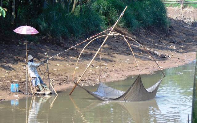 Warga Citarik Cari Ikan Sambil Ngabuburit