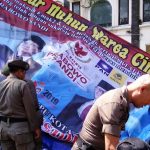 Tertibkan Baliho Klaim Kemenangan Paslon Nomor 02