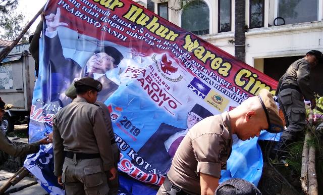 Tertibkan Baliho Klaim Kemenangan Paslon Nomor 02