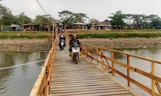 Dansektor 7 Resmikan Jembatan Apung Penghubung Antar desa