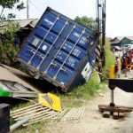 Sopir Truk Terjepit Selama Tujuh Jam