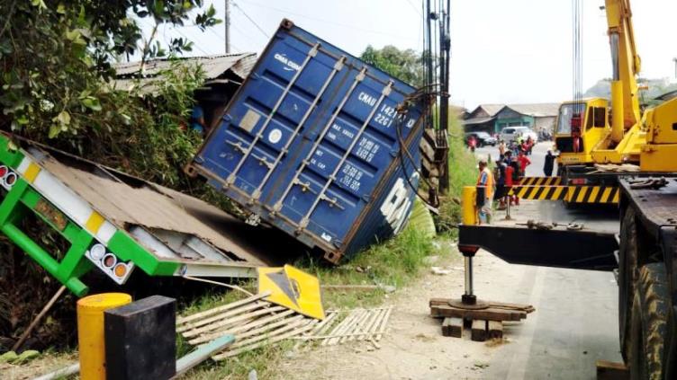 Sopir Truk Terjepit Selama Tujuh Jam