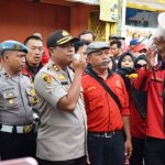 Ratusan Buruh Potong Tumpeng Sebelum Berangkat ke Gedung Sate