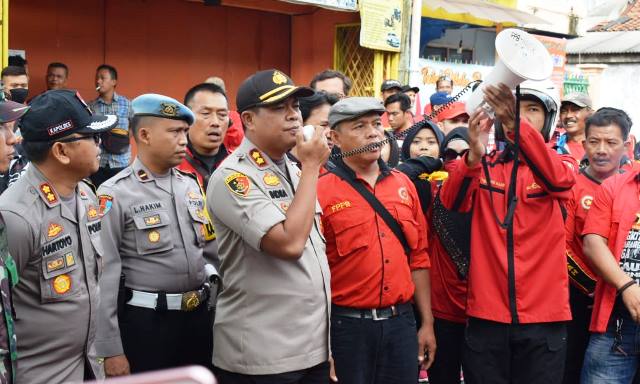 Ratusan Buruh Potong Tumpeng Sebelum Berangkat ke Gedung Sate Ratusan Buruh Potong Tumpeng Sebelum Berangkat ke Gedung Sate