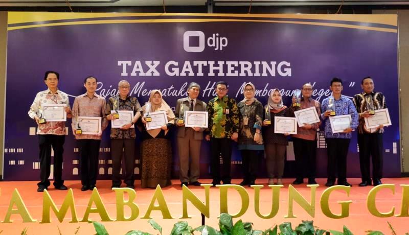KPP Pratama Bandung Cibeunying Beri Penghargaan 10 Wajib Pajak