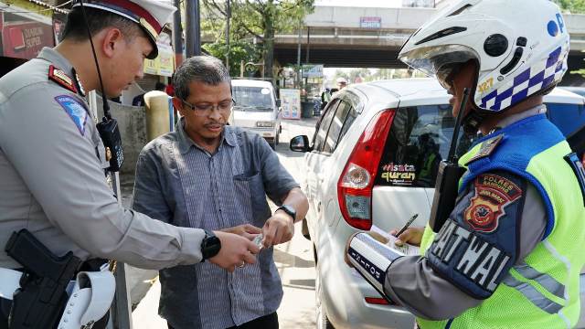 Ratusan Personil Gabungan Lakukan Penyekatan Ratusan Personil Gabungan Lakukan Penyekatan