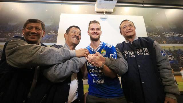 Rene Mihelic Resmi Diperkenalkan