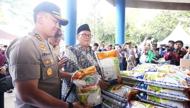 Salurkan Delapan Ribu Paket Sembako Murah