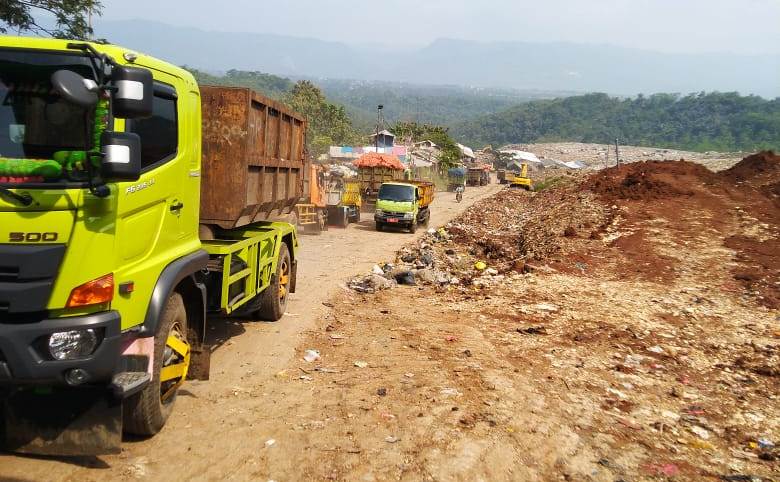 Landasan TPA Sarimukti Bermasalah, Puluhan Truk Sampah Mengular Hingga Tiga Kilometer