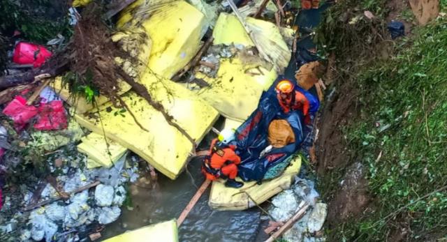 Sopir Tewas, Truk Pengangkut Garam Masuk Jurang