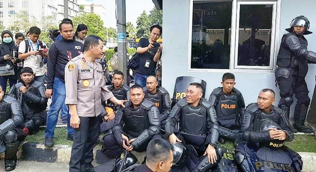 Ditunggangi Preman Bayaran Ditunggangi Preman Bayaran