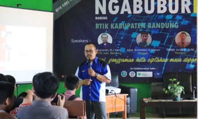 Relawan TIK Gelar Ngabuburit di Area Sekolah