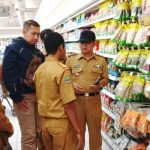 Tim Satgas Pangan Bandung Barat saat mengecek barang makanan dan minuman yang dijual di toko modern