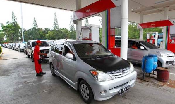 Antrian mengisi BBM di SPBU jalan tol selalu mengular panjang karena minimnya pasokan dan terbatasnya jumlah SPBU.