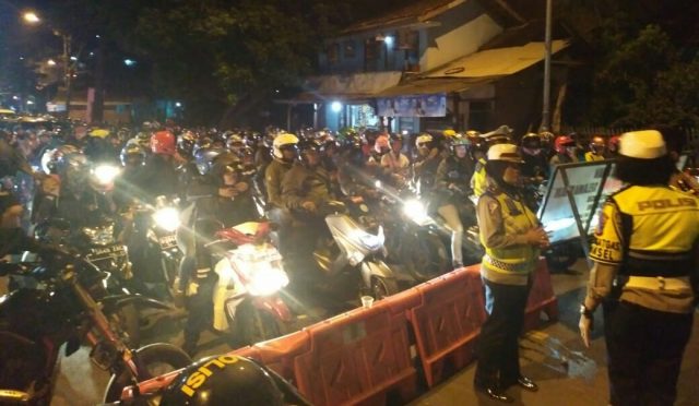 Polres Bandung Sediakan Makanan dan Layanan Kesehatan Bagi Pengendara