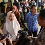 Atalia Ikut Antre Mendaftarkan Anaknya di SMKN 3 Bandung