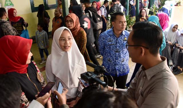 Atalia Ikut Antre Mendaftarkan Anaknya di SMKN 3 Bandung