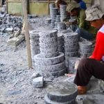 Pengrajin Cobek di Kecamatan Ngamprah KBB tengah membuat cobek dengan karakter sesuai keinginan pasar 