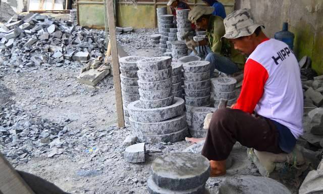 Pengrajin Cobek di Kecamatan Ngamprah KBB tengah membuat cobek dengan karakter sesuai keinginan pasar 