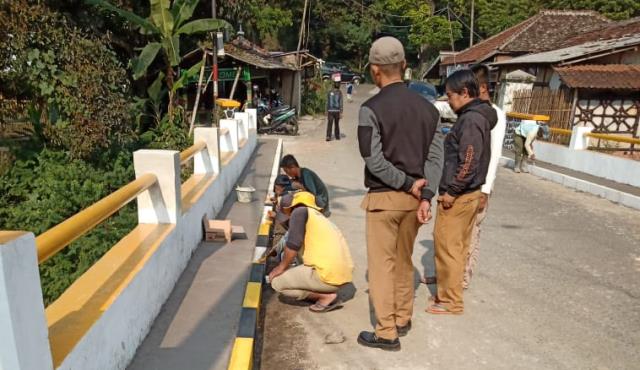 Bangun Trotoal di Atas Jembatan
