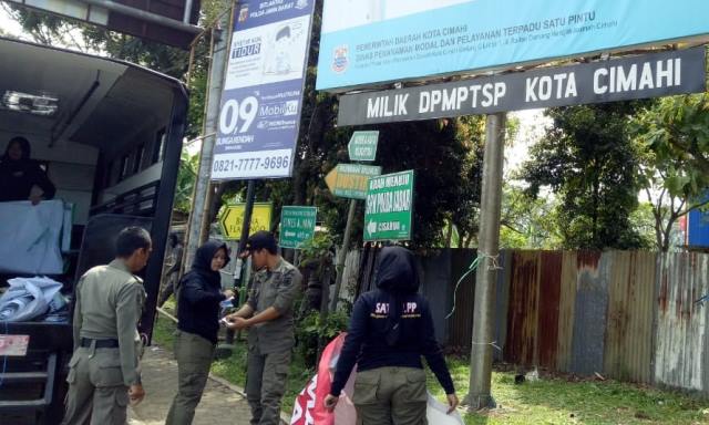 Puluhan Spanduk Tak Berizin Ditertibkan
