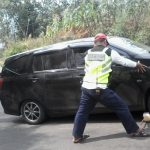 Optimalkan Pelayanan, Kapolsek Rela Menjadi Tukang Ganjal Ban