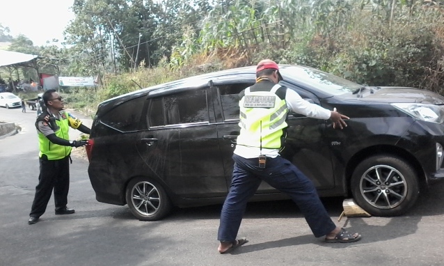 Optimalkan Pelayanan, Kapolsek Rela Menjadi Tukang Ganjal Ban