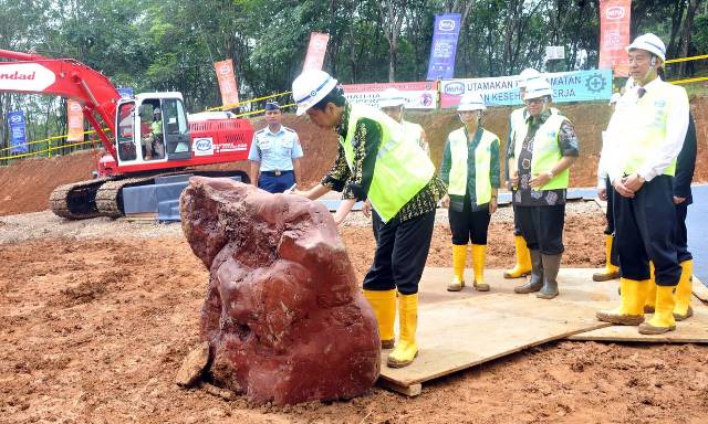 Proyek Kereta Cepat Minta Disetop Proyek Kereta Cepat Minta Disetop