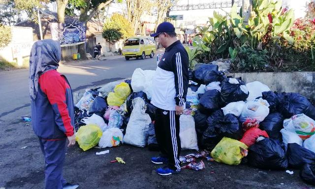 DLH Bersihkan Sampah Liar di Sejumlah Titik