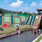 Pasca Lebaran, Tradisi Mencuci Karpet di Sungai Ciwidey