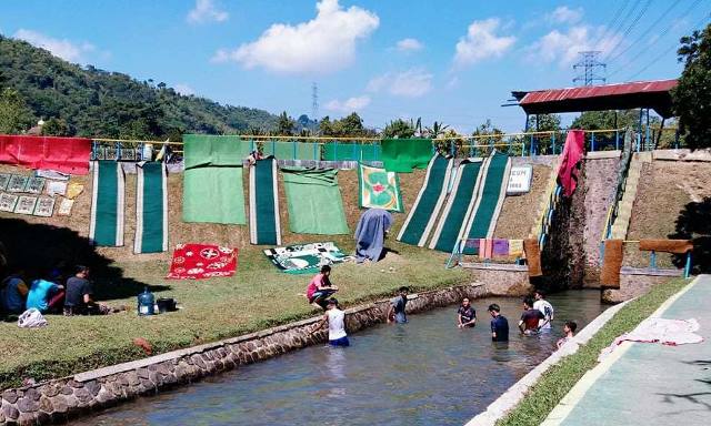 Pasca Lebaran, Tradisi Mencuci Karpet di Sungai Ciwidey