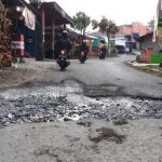 Warga Keluhkan Jalan Rusak