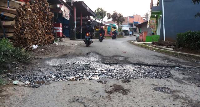 Warga Keluhkan Jalan Rusak