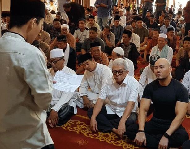 Deddy Corbuzier Salat Jumat Perdana setelah Mualaf, Ada Teman yang Ikuti Jejaknya