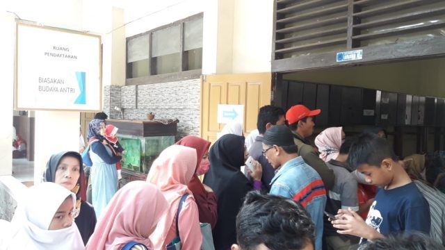 Daftar Online, Orang Tua Siswa di SMPN 4 Cimahi Pilih Antre di Sekolah