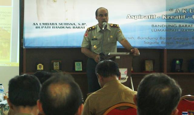 Tanah Longsor Timpa Rumah Warga, BPBD Bandung Evakuasi Material Tertimbun