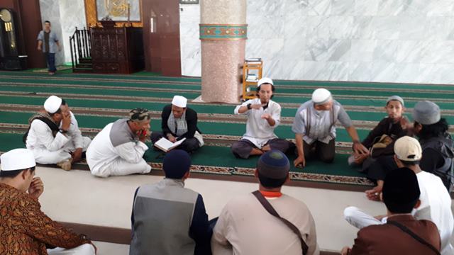 Para Penyandang Tuna Rungu Mendapat Pembelajaran Agama