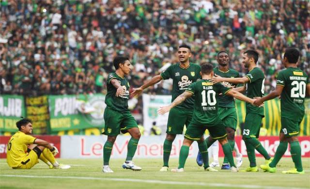 Persebaya Tumbangkan Persela Song For Pride Berkumandang