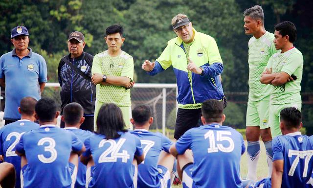 Robert Minta Pemain Tetap Tenang