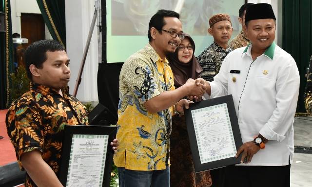 300 IKM Terima Sertifikat Halal 300 IKM Terima Sertifikat Halal