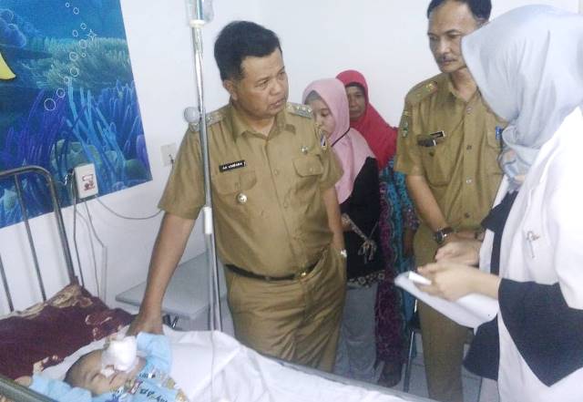 Bupati Kunjungi Langsung Warga yang Terbaring Sakit