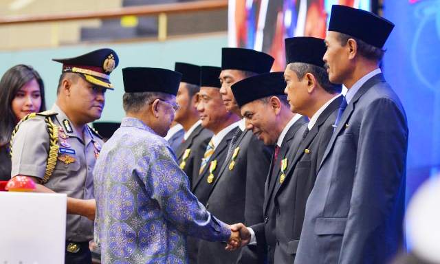 Wali Kota Cimahi Terima Anugerah Satyalancana Karya Bhakti Praja Nugraha