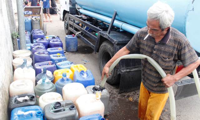 Dampak Kemarau Beberapa Wilayah Kekurangan Air Bersih