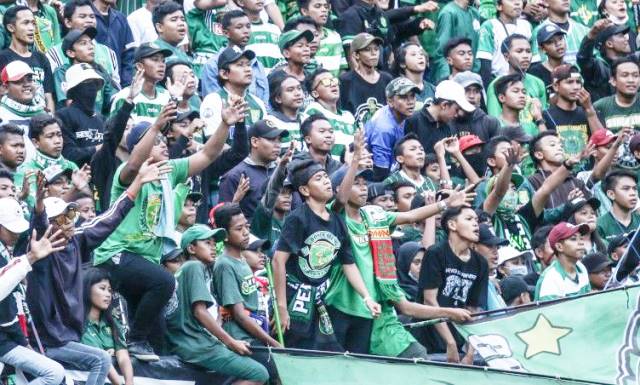 Coach Robert Alberts Hiraukan Tekanan Supporter Persebaya