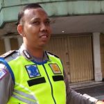 Polisi Nekat Nempel di Kap Mobil