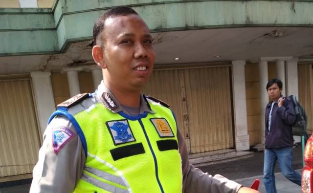 Polisi Nekat Nempel di Kap Mobil