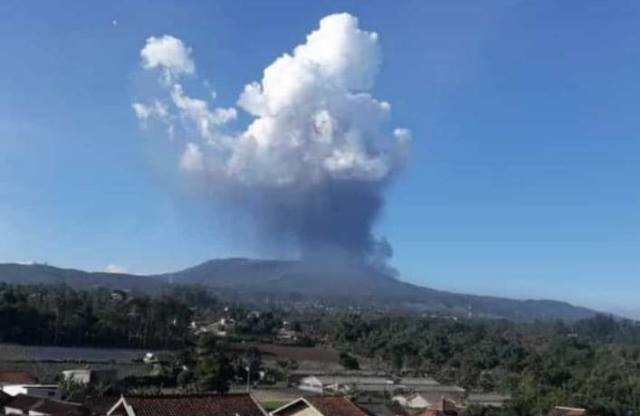Gunung Tangkuban Parahu Bererupsi, Kolom Abu Capai 200 Meter